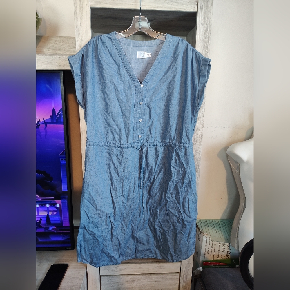 Time and Tru chambray dress. It features a V-neck and a partial button-down SZ 8